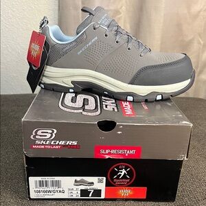 Skechers Men's Gray Wide-Fit Slip-Resistant Sneaker